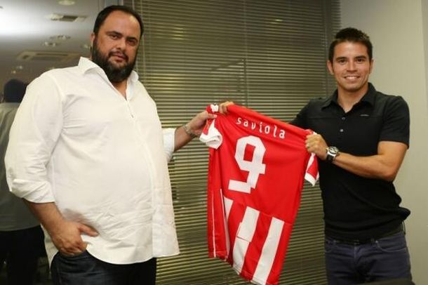 Javier Saviola posó con la camiseta del Olympiacos griego