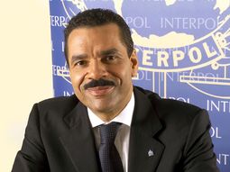 Ronald Noble, ex Secretario General de Interpol, siempre negó que se cayeran las alertas rojas contra los acusados iraníes por el atentado a la AMIA Ronald Noble, ex Secretario General de Interpol, siempre negó que se cayeran las alertas rojas contra los acusados iraníes por el atentado a la AMIA