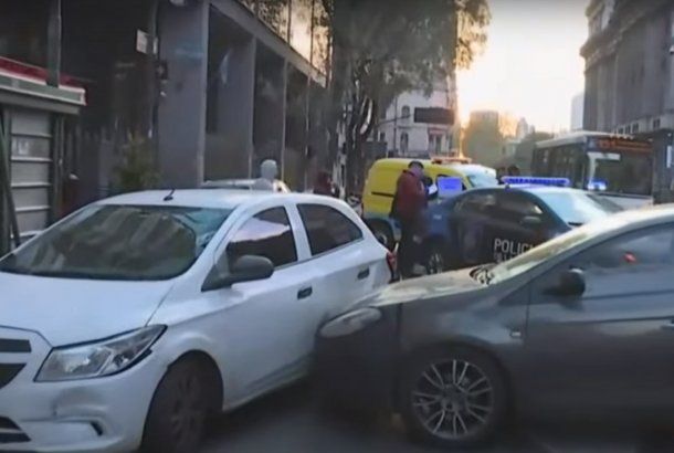 Choque en Congreso: un auto embistió a otros dos que estaban estacionados