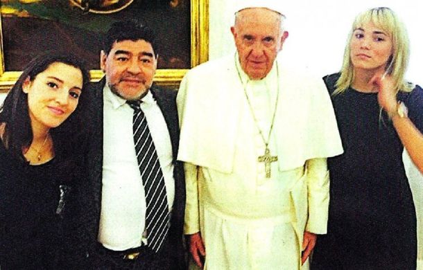 Mirá la foto del papa Francisco, Jana y Diego Maradona