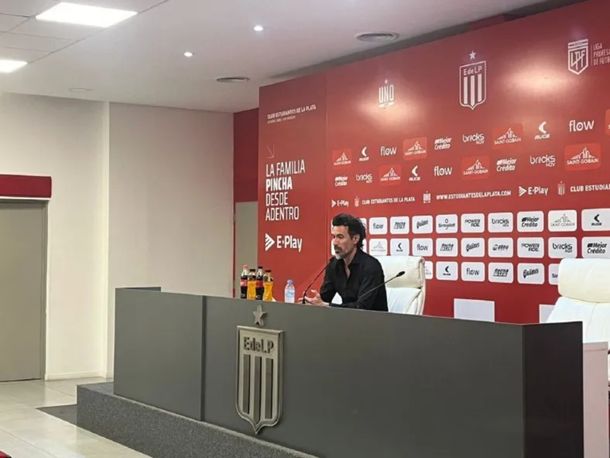 Eduardo Domínguez habló sobre las polémicas arbitrales e hizo una curiosa comparación