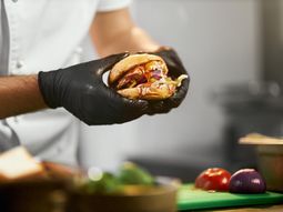 Cuánto cobrará con todo el aumento en paritarias un trabajador en blanco de una cadena de comida rápida Cuánto cobrará con todo el aumento en paritarias un trabajador en blanco de una cadena de comida rápida