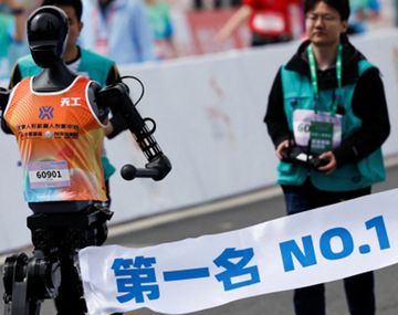 Realizaron en China la primera media maratón con atletas y robots humanoides