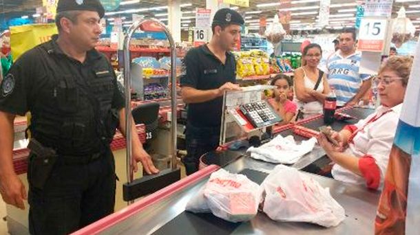 Los policías provinciales compraron la comida que se quería llevar la jubilada