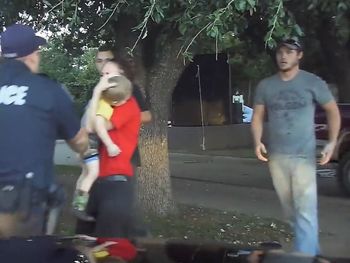 Un policía salva a un nene que no podía respirar