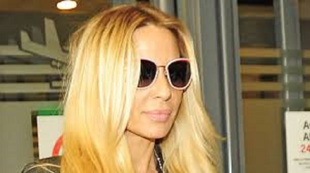 Tras golpearse en la pista, Marta Sánchez se fue en ambulancia