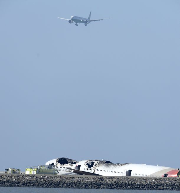 Las fotos del rescate de los pasajeros del vuelo de Asiana Airlines