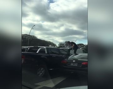 Otro Relato Salvaje: un conductor se trepó y aplastó el capot de una camioneta