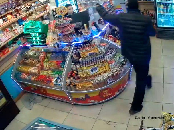 El ladrón de la capucha azota a Mar del Plata: ahora robó plata y 3 chocolates de un kiosco