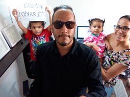 La lucha de Francisco: vino de Venezuela sin su familia y necesita fotografiar 12 bodas para traerlos