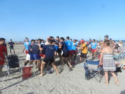Dos equipos de&nbsp;rugby​​&nbsp;se pelearon en una playa. Foto: Diario Jornada