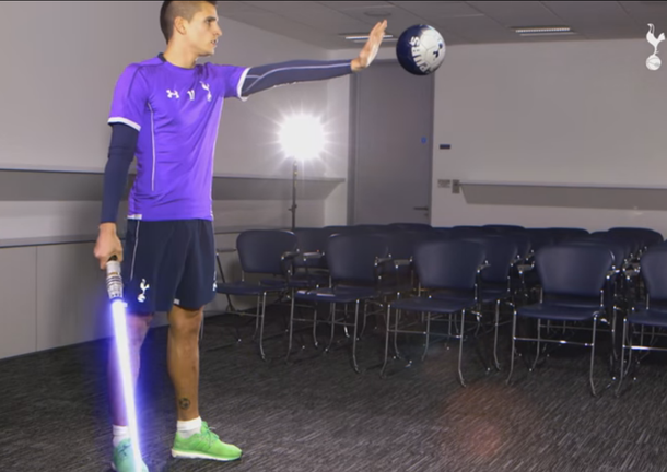 Lamela se sumó a la fiebre de Star Wars: hizo jueguitos con una espada láser