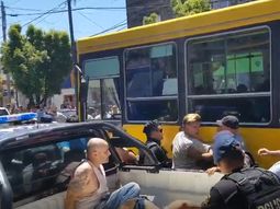 Piñas y balas de goma: policías se enfrentaron con vecinos por unos vendedores ilegales de pirotecnia