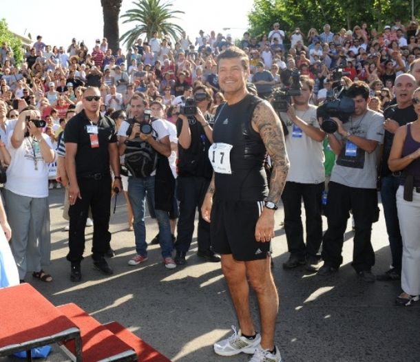 Marcelo Tinelli corre la 14° maratón en la ciudad de Bolívar