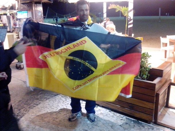Alientan por el rival: venden banderas brasileñas con los colores de Alemania