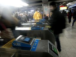 Los metrodelegados liberaron los molinetes en la estación Constitución Los metrodelegados liberaron los molinetes en la estación Constitución