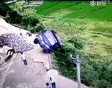 Saltó en el momento justo en el que su camión se cayó al barranco