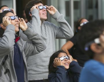 Furor por el eclipse: se agotaron los anteojos para poder verlo