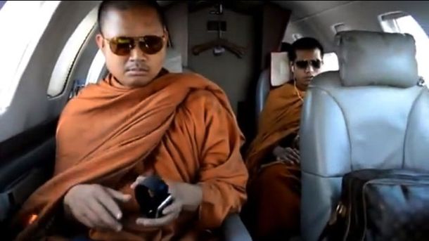 Polémica: budistas viajan en jet privado y con bolsos Louis Vuitton