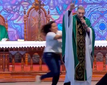 VIDEO: Una mujer empujó del escenario a un sacerdote en plena misa