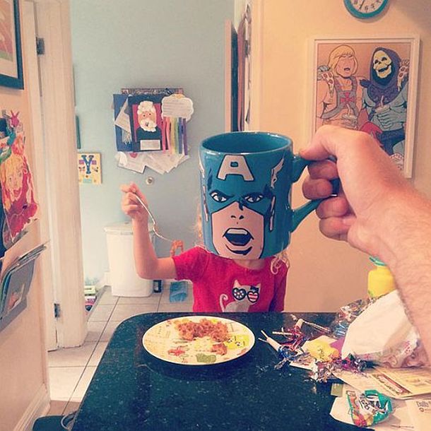 Un hombre convierte a sus hijos en superhéroes con divertidas tazas