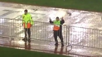 video: un agente de seguridad no pudo contener la alegria por river y se puso a bailar video: un agente de seguridad no pudo contener la alegria por river y se puso a bailar