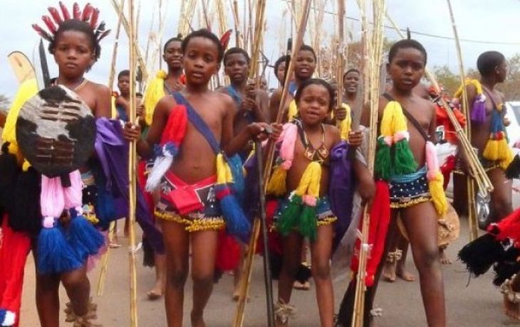 Miles de vírgenes bailan con la ilusión de ser la prometida del Rey