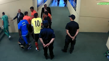 El entredicho entre James Rodríguez y Roddy Zambrano, el árbitro del encuentro El entredicho entre James Rodríguez y Roddy Zambrano, el árbitro del encuentro