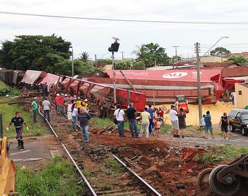 Tren de carga descarriló y mató a ocho personas en Sao Paulo