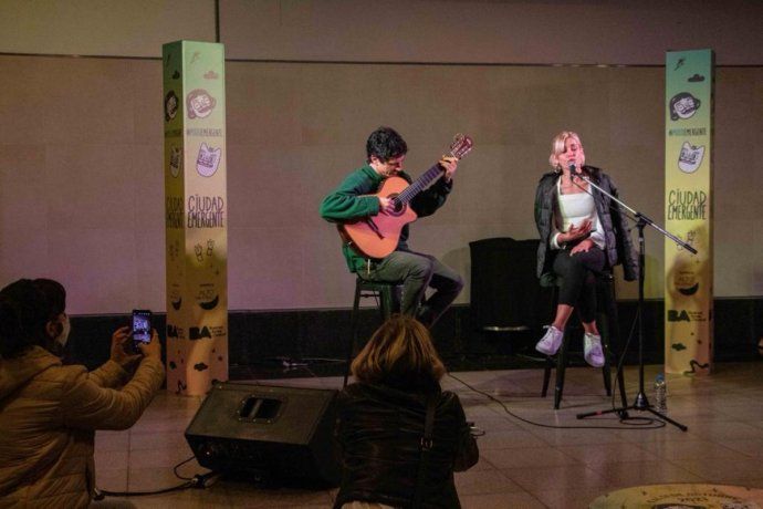 Rochi Igarzábal cantó en la previa de Ciudad Emergente