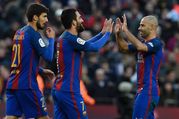 El festejo de Mascherano con André Gomes y Arda Turán