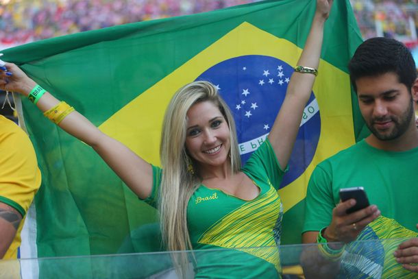 La hinchada femenina se hizo presente en el primer partido de Brasil 2014