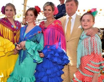 Máxima, Guillermo, Amalia, Alexia y Ariane, vestidas con trajes típicos flamencos