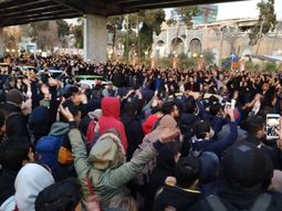 Una multitud pidió la renuncia del líder supremo iraní en el centro de Teherán