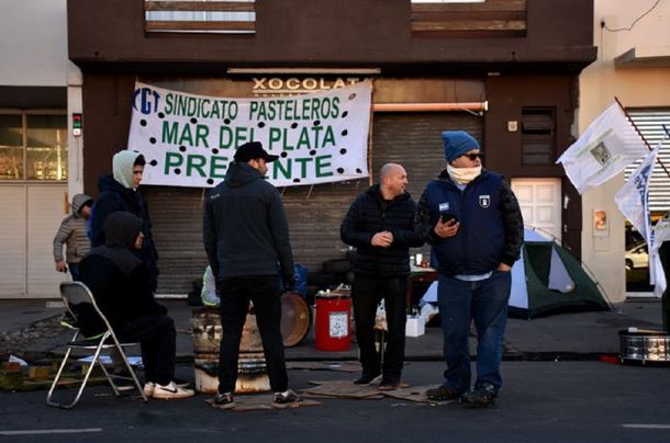 Trabajadores de La Boston protestan contra los despidos - Crédito: quedigital.com.ar