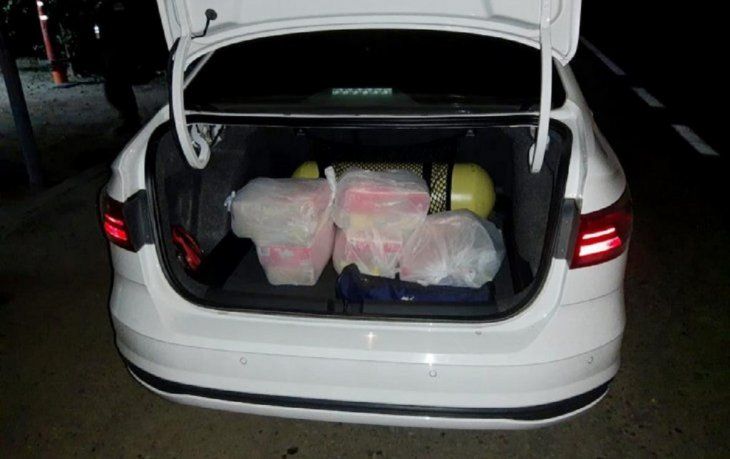 Detuvieron a una pareja que transportaba 13 millones de pesos ocultos en cajas de cereales para niños