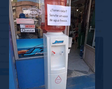 Lanús: un negocio puso un dispenser con agua fría para todos