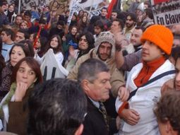 Aspiazu delante de los manifestantes antes de levantar la asamblea
