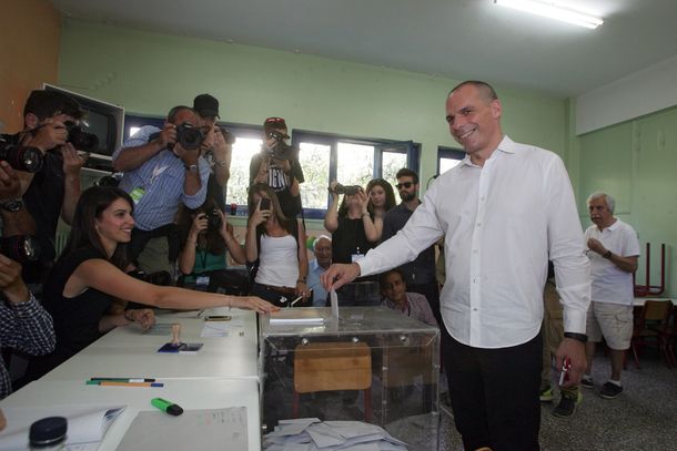 Votó el ministro de Economía griego: El euro y la democracia son compatibles