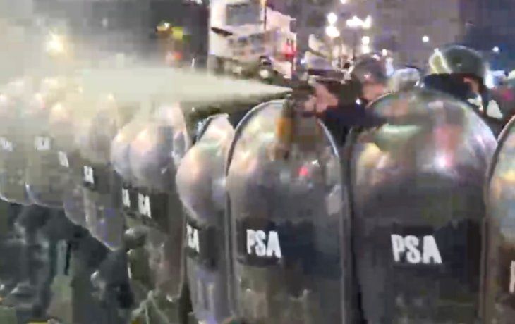 Le tiraron gas lacrimógeno en vivo al periodista de C5N