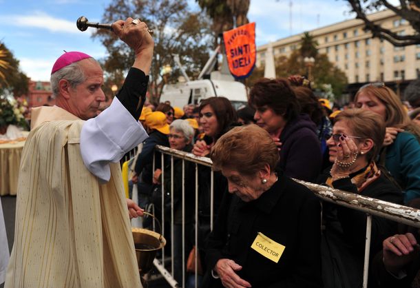 Poli preside la misa de Corpus Christi en la Catedral porteña