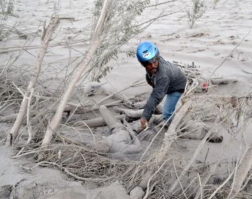 La erupción de un volcán en Indonesia deja 14 muertos