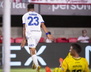 Vélez venció en La Plata a Estudiantes y se afianza como líder invicto