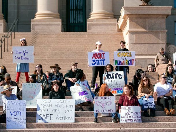 El gobernador de Oklahoma firma una nueva ley que prohíbe el aborto desde la fecundación