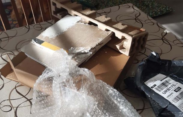 Compró una notebook y le llegó un trozo de pared: cómo reclamar