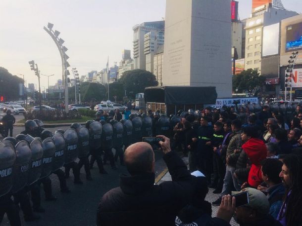 Represión en el Obelisco: impidieron instalar carpas para personas en situación de calle