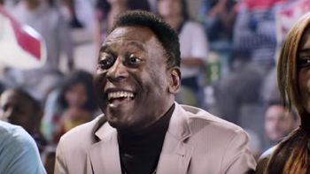 ¿y diego? messi y pele, juntos para el lanzamiento del #fifa16 ¿y diego? messi y pele, juntos para el lanzamiento del #fifa16