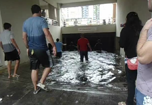 Así los vecinos rescataron autos hundidos en Núñez