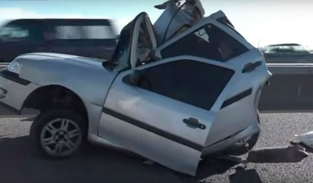 Un micro chocó a un auto parado en la Autopista Buenos Aires-La Plata