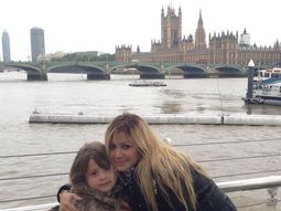 la princesita karina y su hija posan para el kun agüero la princesita karina y su hija posan para el kun agüero